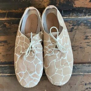 Women’s  Tan Giraffe Print Shoes